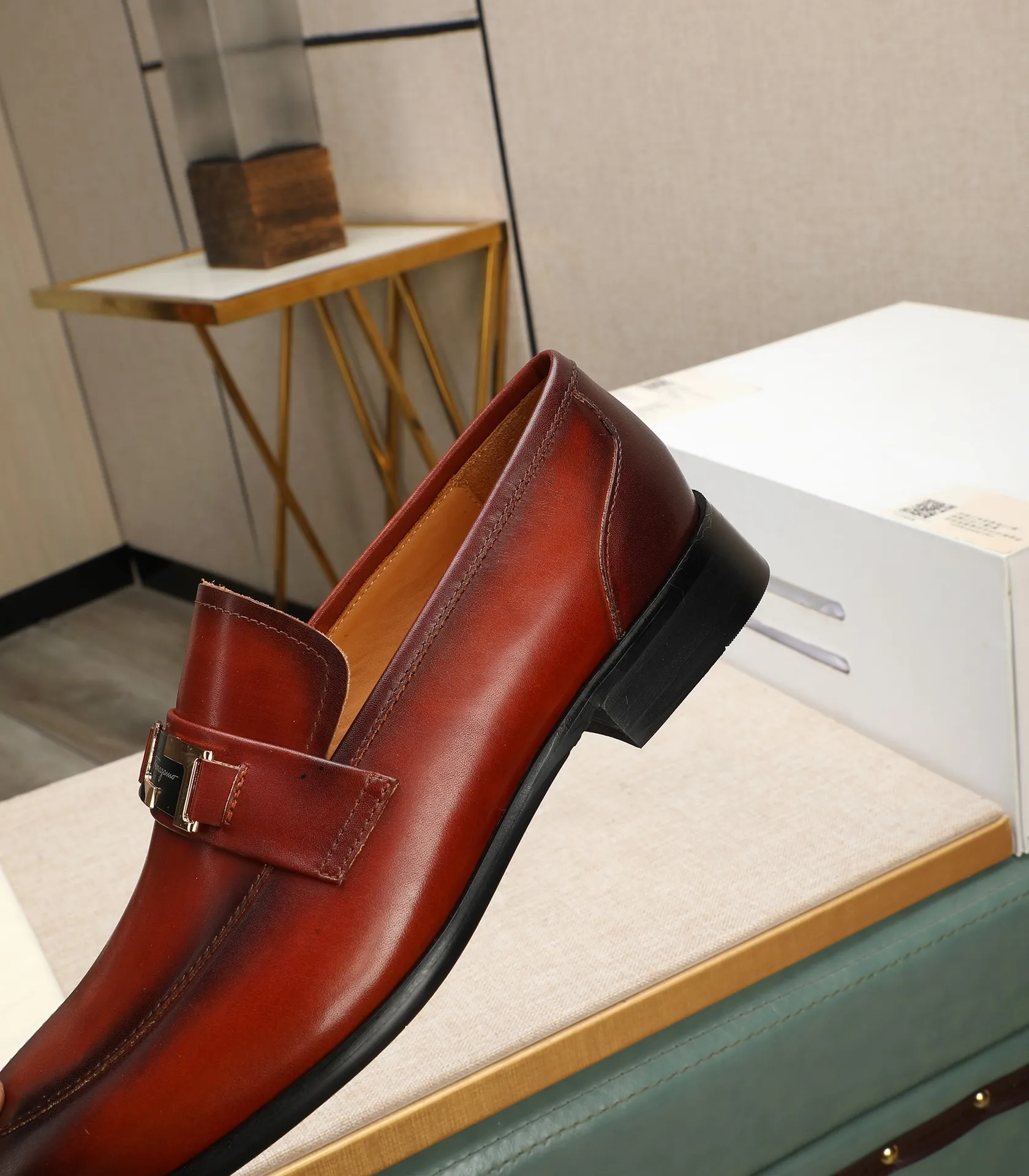 Men's shoes 💰540📛📛(water-dyed cowhide) Salvatore Ferragamo high-end (Salvatore Ferragamo) is the world's top luxury footwear brand. It comes from the fashion kingdom of Italy and is famous all over the world for its traditional handmade design and novel styles...🚶🏻🚶🏻New suit shoes are available simultaneously at the counter. This model is purely handmade. The fabric is imported from Italy's original first-layer cowhide. Soft water-dyed cowhide lining. Original authentic outsole🌀🌀Size: 38➖44 (45 customized)